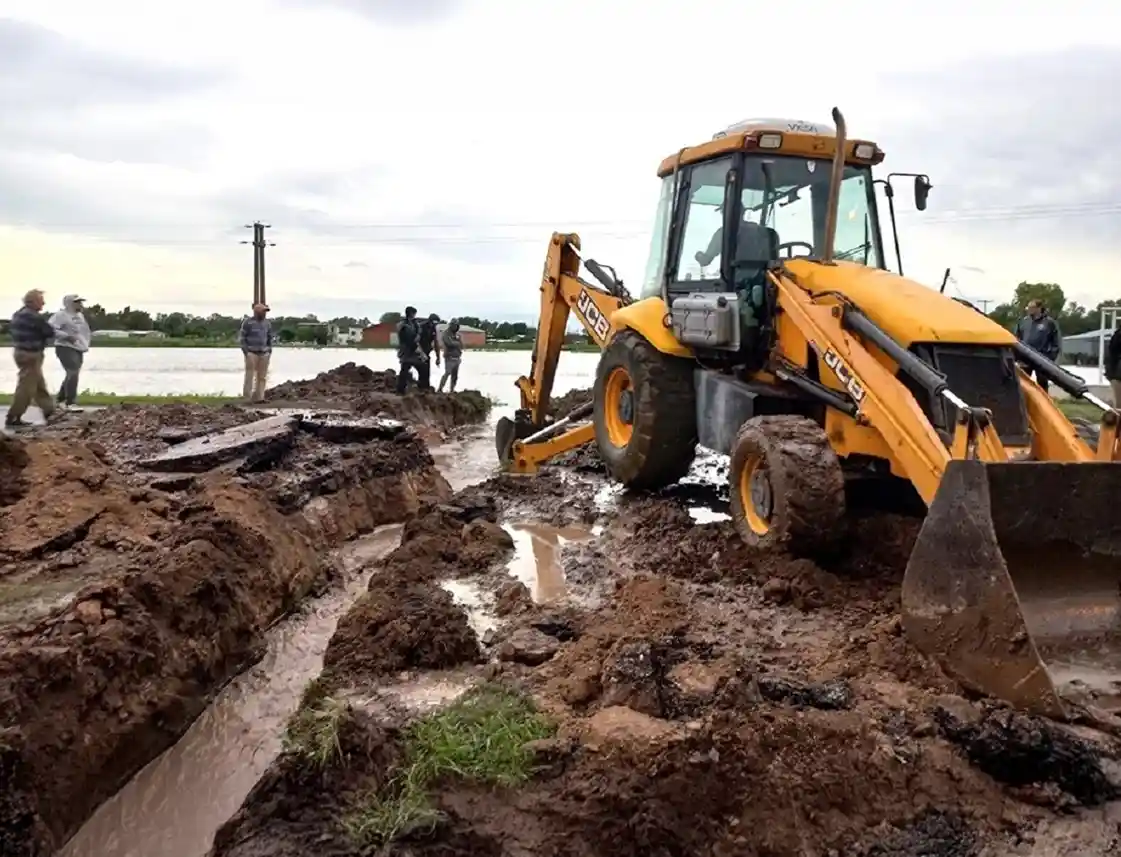 Emergencia en Carhué por la lluvia: “Tuvimos que cortar la ruta para que drene el agua”