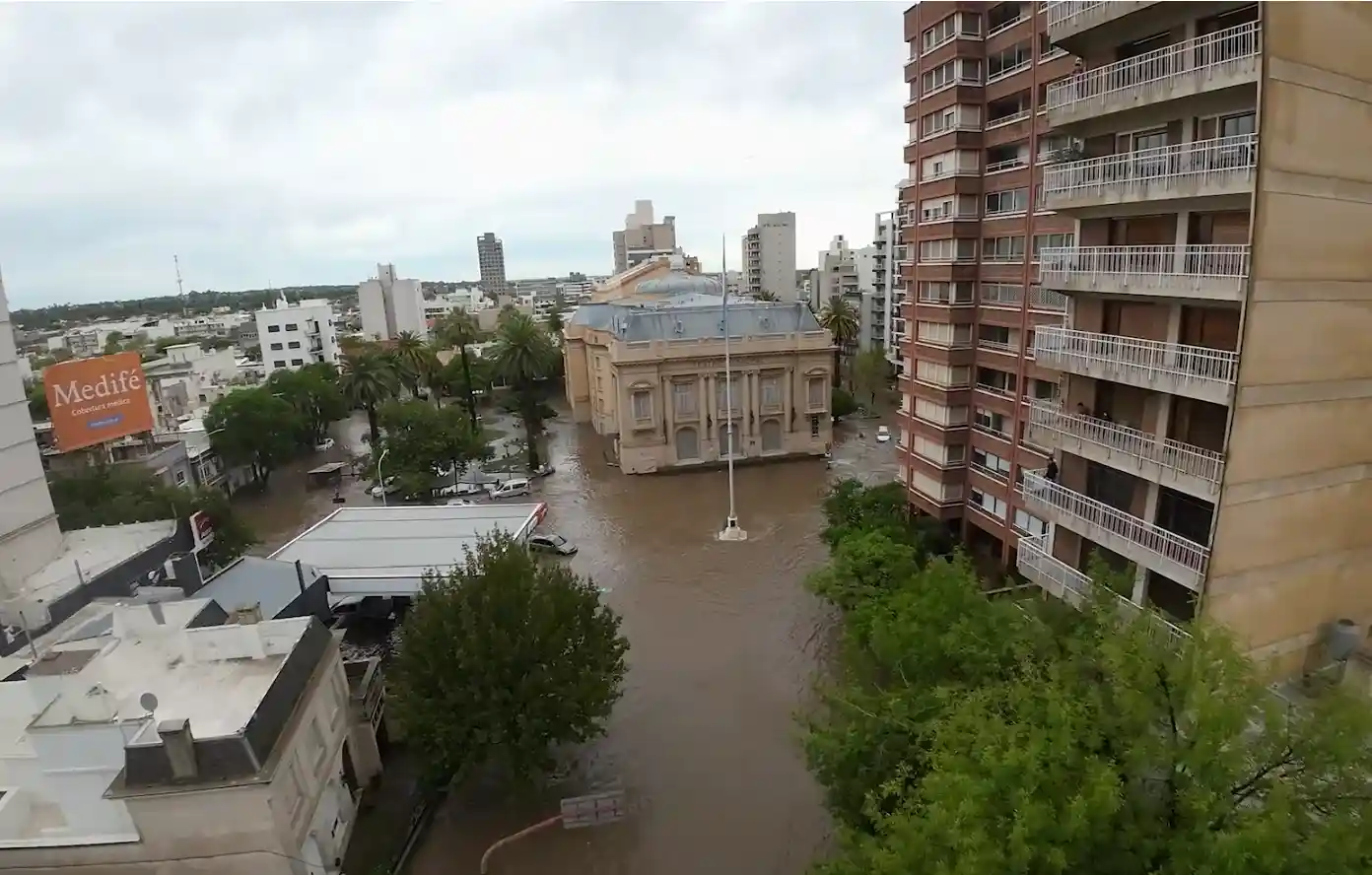 Tragedia en Bahía Blanca: 13 muertos y más de mil evacuados por la tormenta