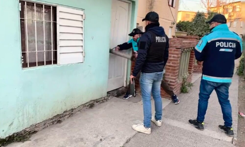 **"Allanan escondite de jóvenes 'robamotos' y desatan polémica en Bahía Blanca"**