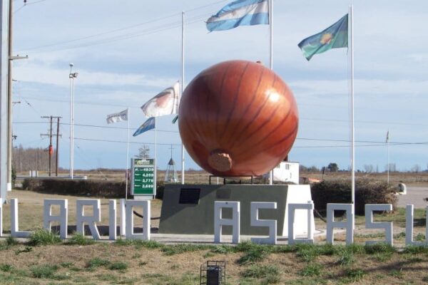 ¡Ascasubi en alerta! Prueban control de loros sin daño en plan novedoso.