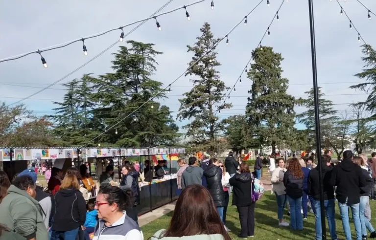 nuevo espacio destinado a artesanas y productores en la Plaza E. Tornquist