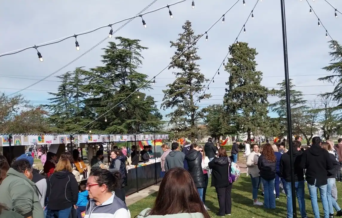 nuevo espacio destinado a artesanas y productores en la Plaza E. Tornquist