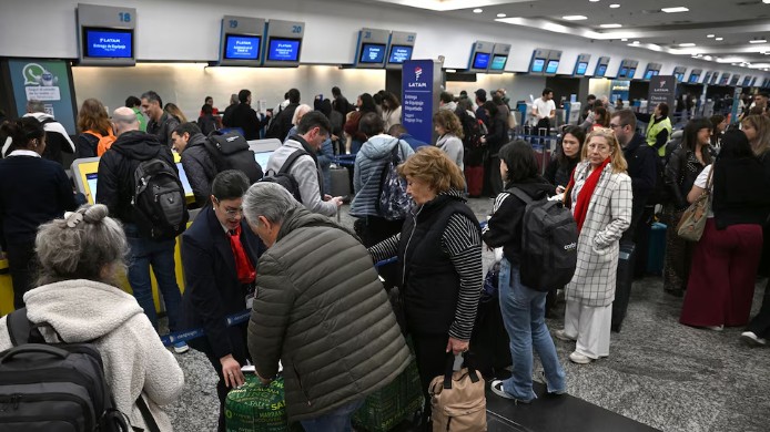 Acuerdo entre Gobierno y controladores aéreos: se levanta medida de fuerza y se garantiza normalidad en operaciones.