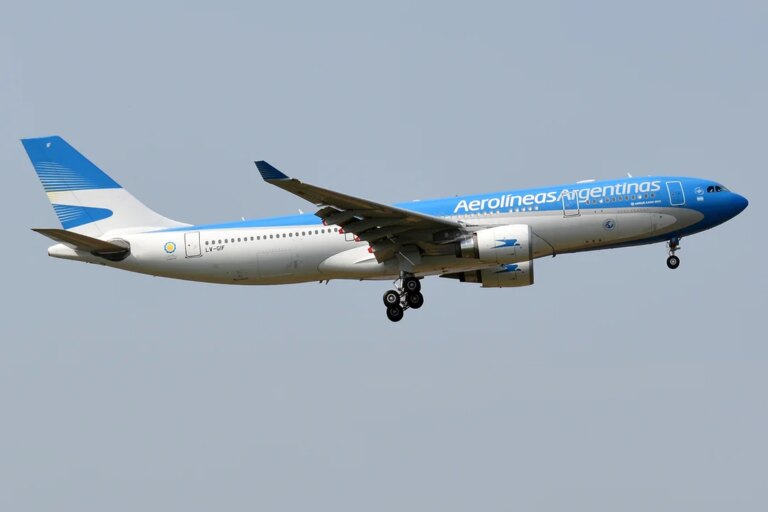 Aerolíneas Argentinas altera programación: cancela 46 vuelos por paro de Controladores aéreos.