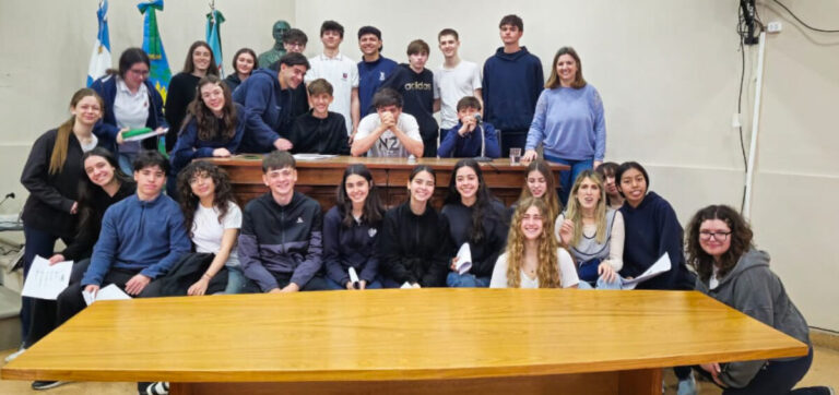 Alumnos del Colegio Claret participan en el Programa de Visitas al HCD para conocer el funcionamiento legislativo.
