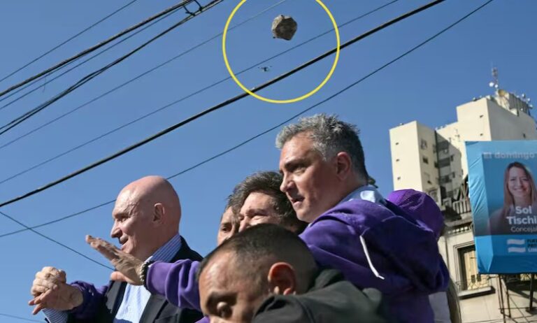 Atacan con piedras la caravana de Milei en Lomas de Zamora: evacuación de la comitiva tras enfrentamientos.
