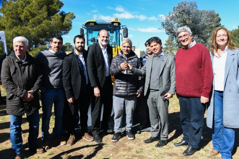 Axel Kicillof y Javier Rodríguez mejoran caminos rurales en Bahía Blanca con nueva maquinaria.