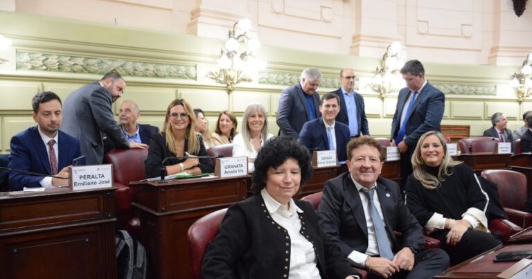 Cierre de comisiones en convención de Santa Fe evidencia internas en bloque Granata: ascenso de dialoguista Emiliano Peralta.