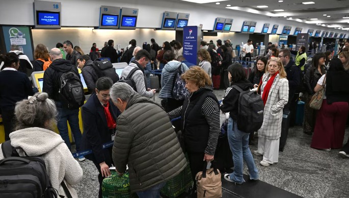 Convocan reunión urgente para resolver conflicto de controladores aéreos y evitar más cancelaciones de vuelos.