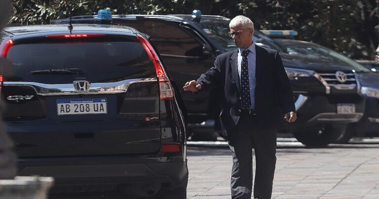 Cúneo defiende a Milei en escándalo de coimas pero será despedido después de las elecciones
