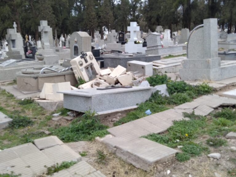 Denuncian abandono y destrozos en Cementerio Municipal: Imágenes reveladoras muestran la cruda realidad.
