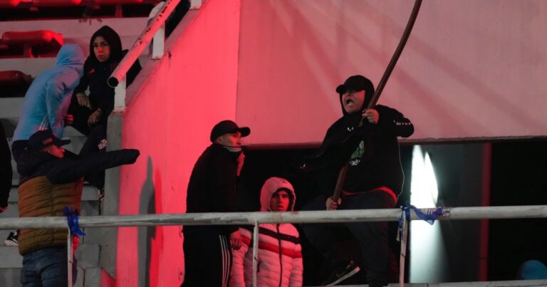 Desastre en cancha de Independiente: cacería a hinchas chilenos termina con detenidos y heridos.