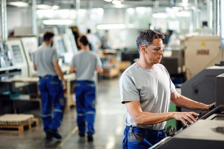 Descenso del 23% en la demanda laboral industrial durante el BIM III 2025, según la UIBB