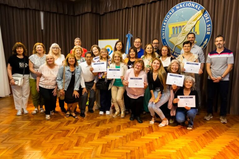 Entrega de diplomas a jubilados de UPAMI en la UNS: ¡Celebración y reconocimiento a la formación de adultos mayores en Bahía Blanca!