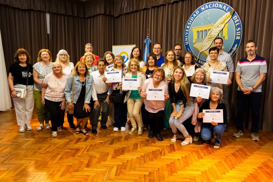 Entrega de diplomas a jubilados de UPAMI en la UNS: ¡Celebración y reconocimiento a la formación de adultos mayores en Bahía Blanca!