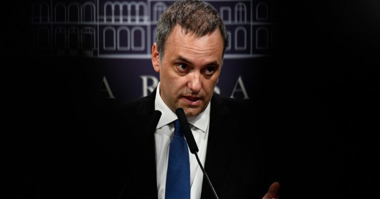 Escándalo: Adorni cancela membresías pagas en su canal de YouTube.