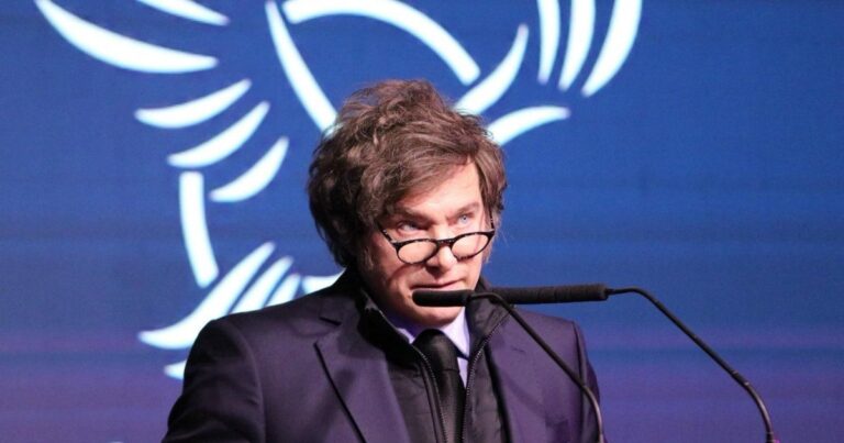 Escándalo de coimas salpica a Javier Milei y su entorno político, ¿otra crisis como la foto de Olivos?