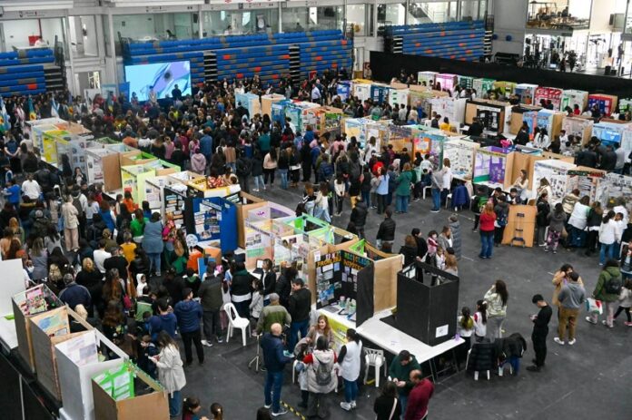 Exitosa edición de la Feria Regional de Educación, Arte, Ciencia y Tecnología en Bahía Blanca: ¡132 proyectos destacados!