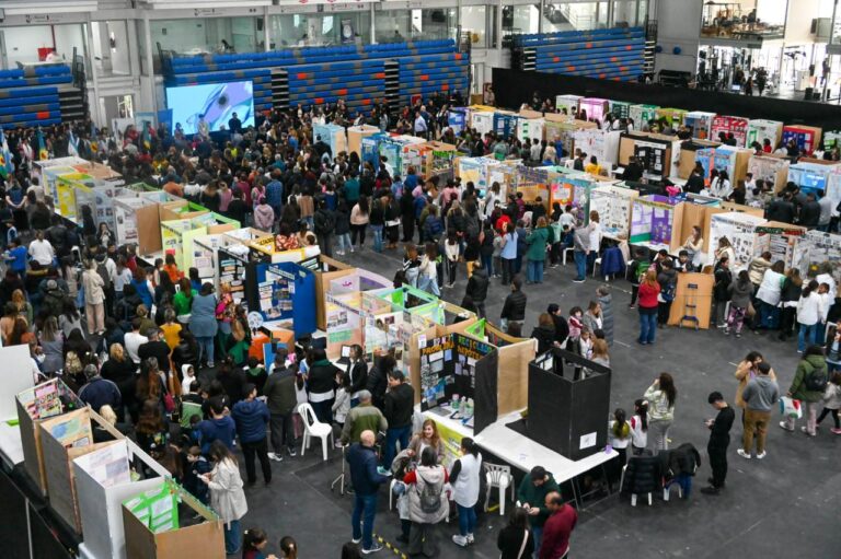 Exitosa Feria Regional de Educación, Arte, Ciencia y Tecnología en Bahía Blanca: ¡Conoce los proyectos destacados!