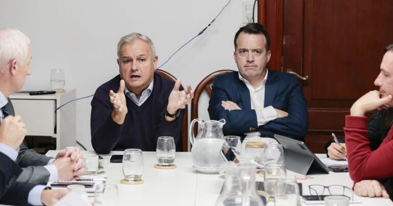 Fiebre política en la Convención de Santa Fe: escándalo y abandono en cierre de sesión crucial. ¡Dictámenes fantasma y definiciones el jueves!