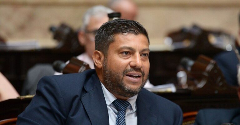 Gabriel Chumpitaz competirá en Santa Fe con el respaldo de los Rodríguez Saá, tras obstáculos y choques políticos.