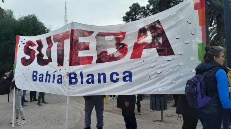 Gremios docentes se unen en protesta en Plaza Rivadavia por medidas de Javier Milei.