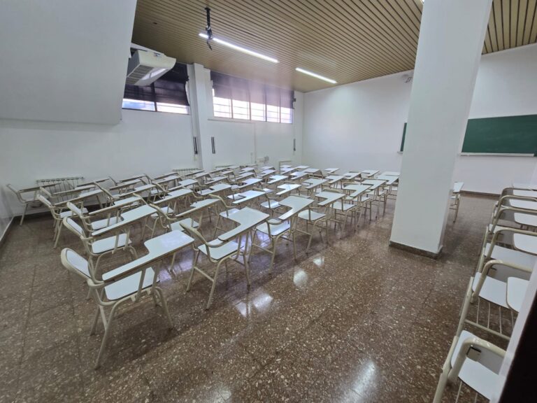 Grupo empresario local dona dos aulas recuperadas a la UNS tras inundación.