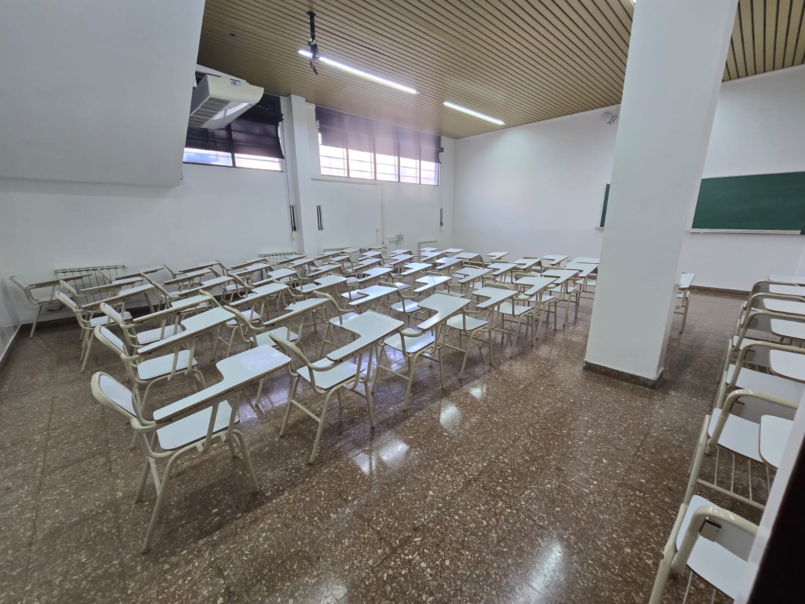 Grupo empresario local dona dos aulas recuperadas a la UNS tras inundación.