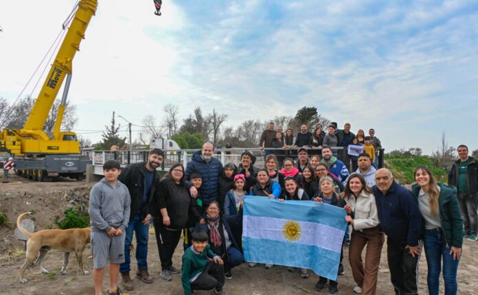 Inauguran puente peatonal que conecta barrio Evita con Villa Esperanza en Bahía Blanca.