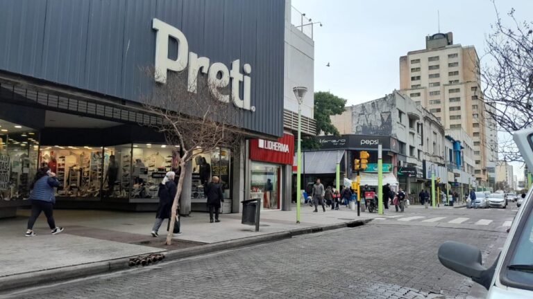Informe revela impacto negativo en comercios durante agosto: ventas en descenso y escasa intención de inversión.