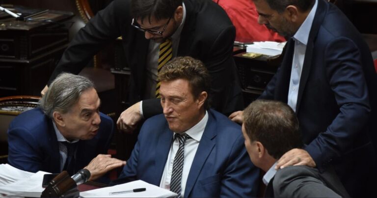 Javier Milei pierde aliados clave en medio de disputa interna.