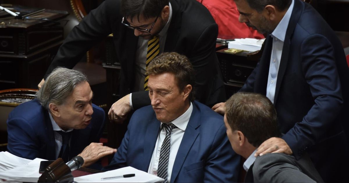 Javier Milei pierde aliados clave en medio de disputa interna.