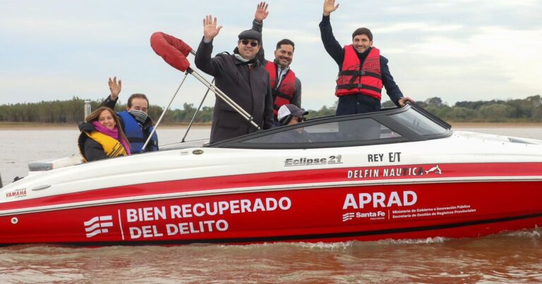 Maximiliano Pullaro detiene negociaciones en Puerto de Rosario hasta que Ultramar cumpla con obras: conflicto por extensión de concesión.