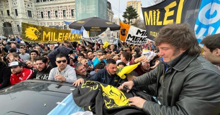 Milei busca renovar la mística con caravana en Lomas de Zamora tras Karinagate