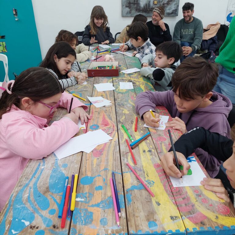 Muestra colectiva en proceso y taller de construcción de balsas: arte y supervivencia se unen en el MAC.