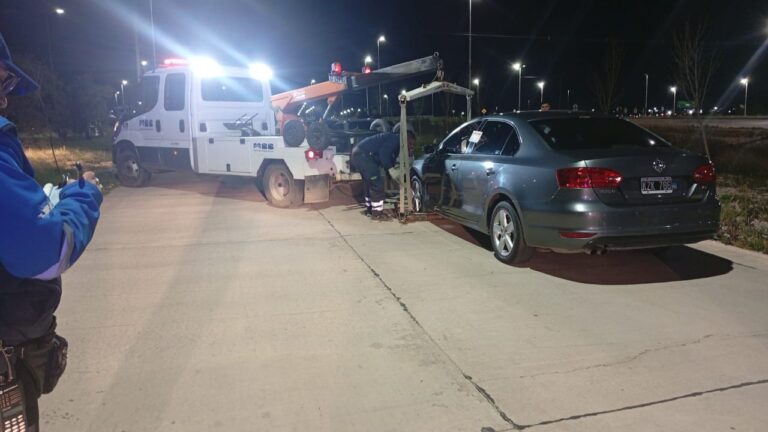 Secuestran 7 autos y una moto por ruidos molestos en Las Perdices: Operativo policial en la autovía Atilio Fruet.