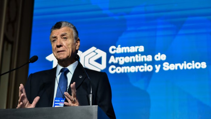 Sturzenegger increpa a presidente de Cámara de Comercio por medida cautelar, generando polémica en evento empresarial.