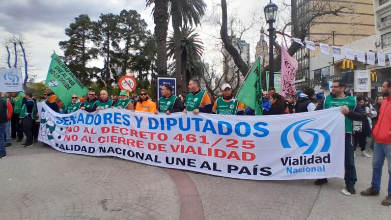 Trabajadores de Vialidad y Seguridad Vial se unen en reclamo por derogación de decreto que disuelve organismos.