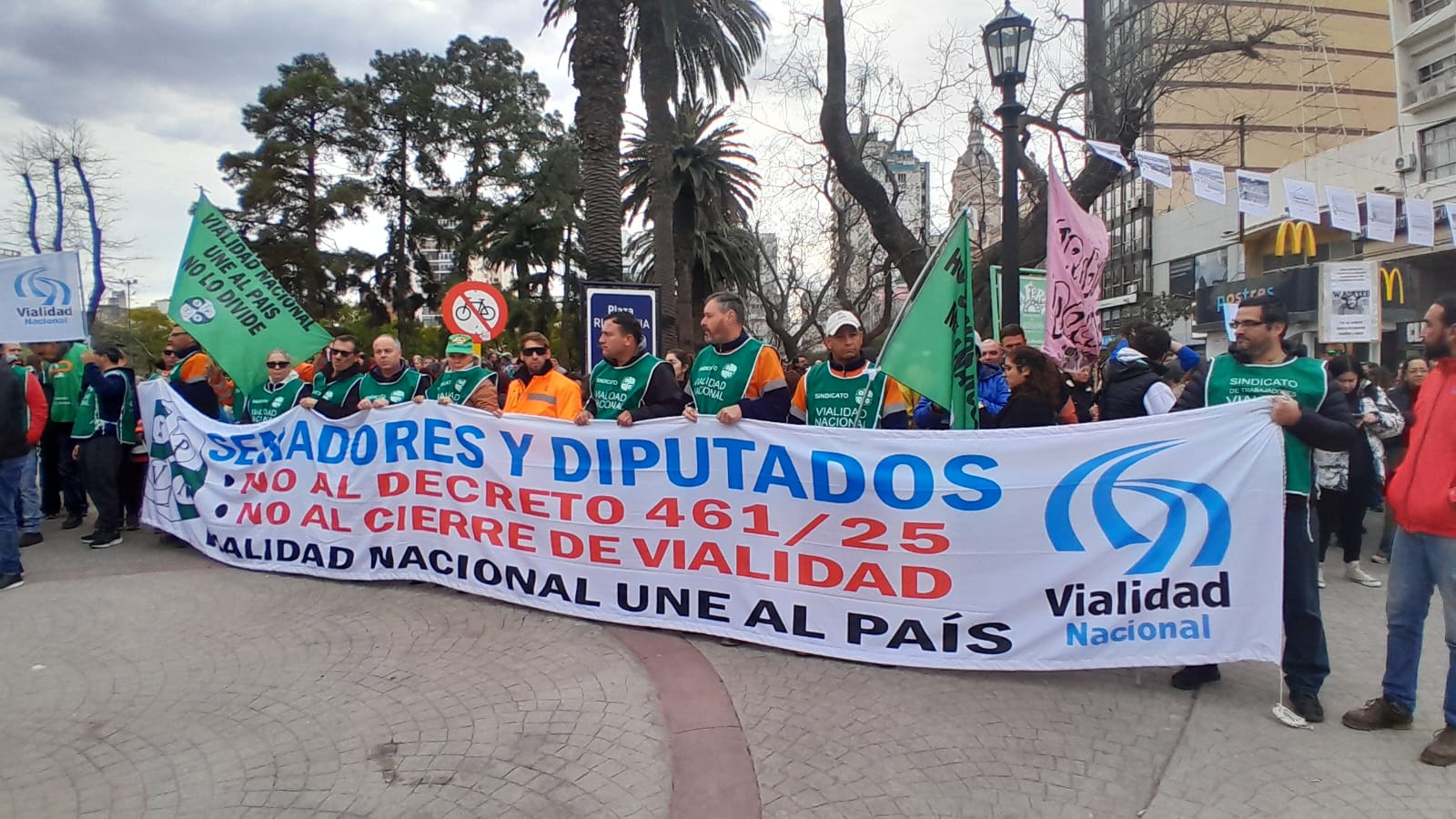 Trabajadores de Vialidad y Seguridad Vial se unen en reclamo por derogación de decreto que disuelve organismos.