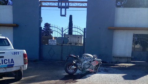 Trágico accidente en Punta Alta: motociclista fallece al chocar contra paredón del cementerio.