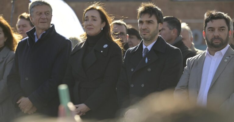 Victoria Villarruel se reúne con Nacho Torres en Chubut en medio del escándalo de las coimas en Argentina.