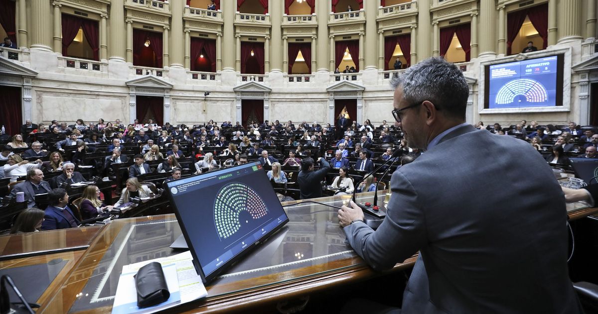 ¡Oposición arrincona a Milei y rechaza decretos! Avanzan medidas impactantes para el país.