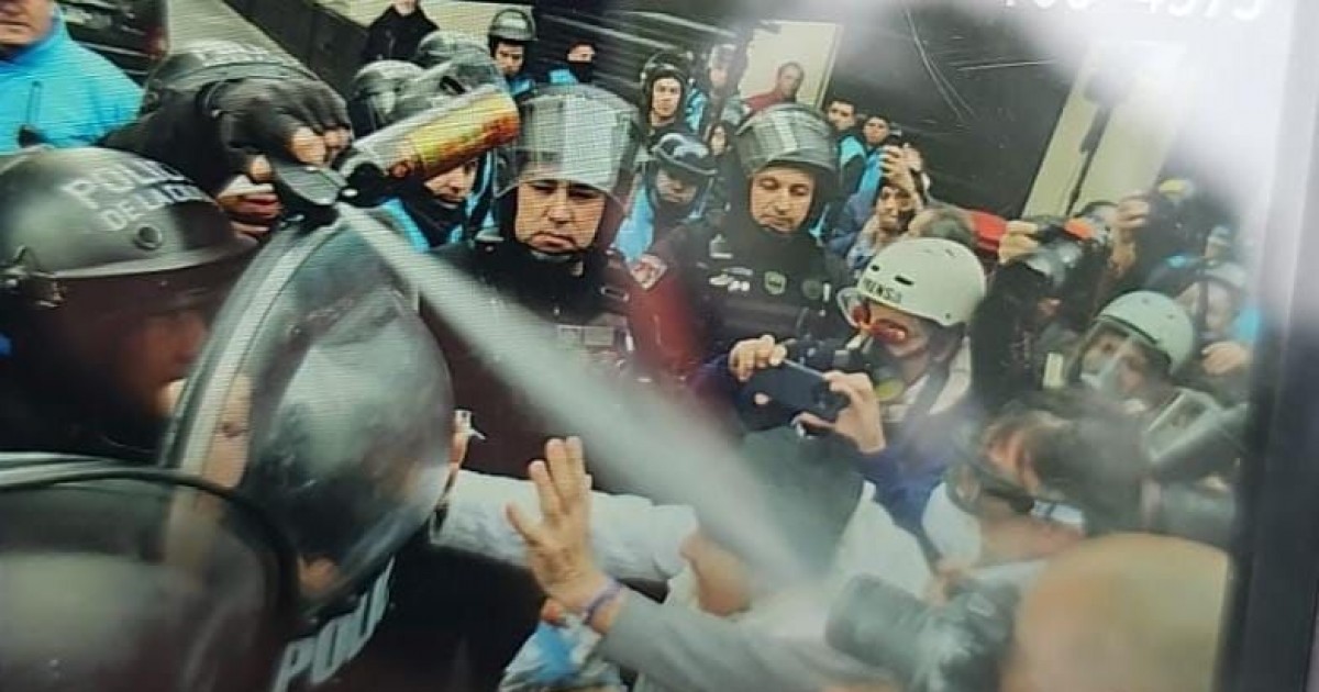 ¡Represión a periodistas en marcha de jubilados: dos comunicadores hospitalizados!