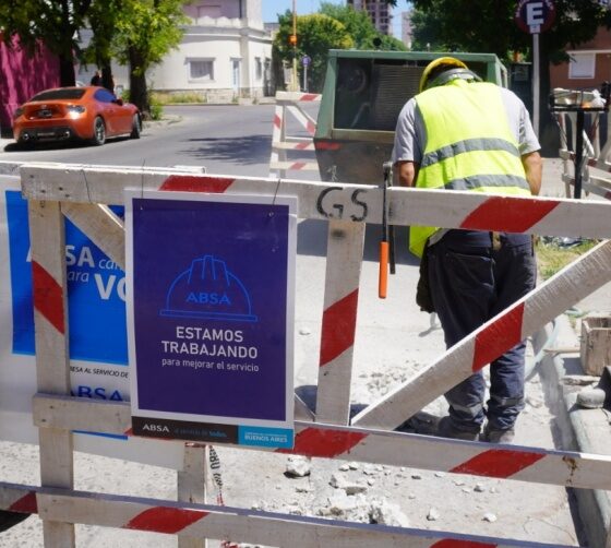 Absa continúa reparando cañería en Undiano y Brickman, piden cuidar reservas de agua.