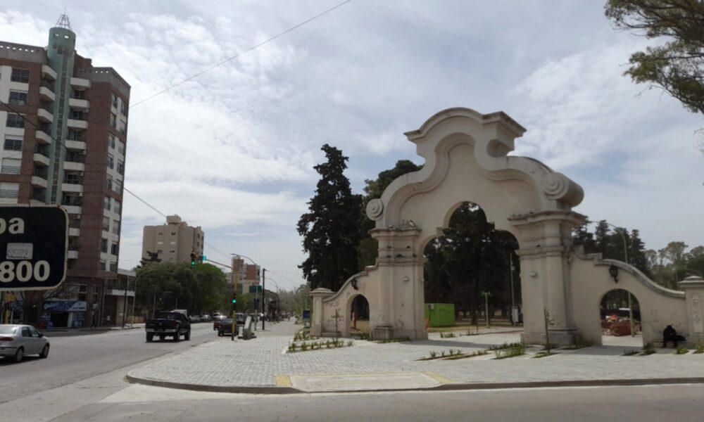 Apertura parcial del puente vehicular en el parque de Mayo para descongestionar el tránsito en Bahía Blanca.