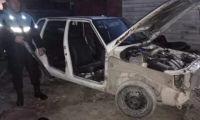 Atrapan a banda desmantelando auto robado: detenidos en dos domicilios distintos.