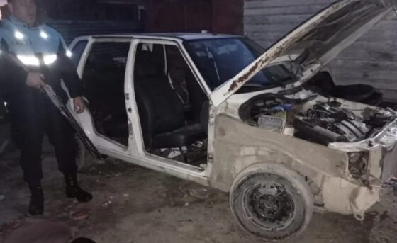 Atrapan a banda desmantelando auto robado: detenidos en dos domicilios distintos.