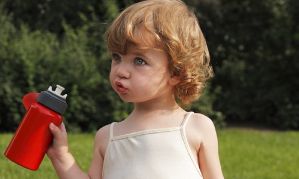 Científicos alertan sobre peligros de plásticos en la salud de los niños y piden acción urgente.
