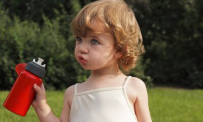 Científicos alertan sobre peligros de plásticos en la salud de los niños y piden acción urgente.