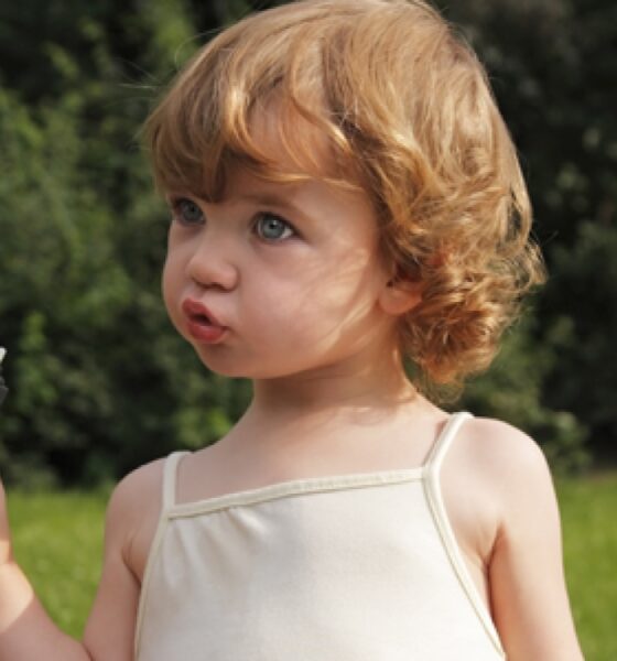 Científicos alertan sobre peligros de plásticos en la salud de los niños y piden acción urgente.